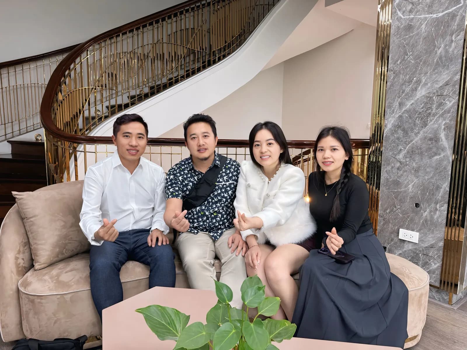 Ib tug neeg tuaj txawv teb chaws uas Maiv Thoj Viet Lao nrog nraim thaum tuaj kho hniav hauv Nyab Laj
